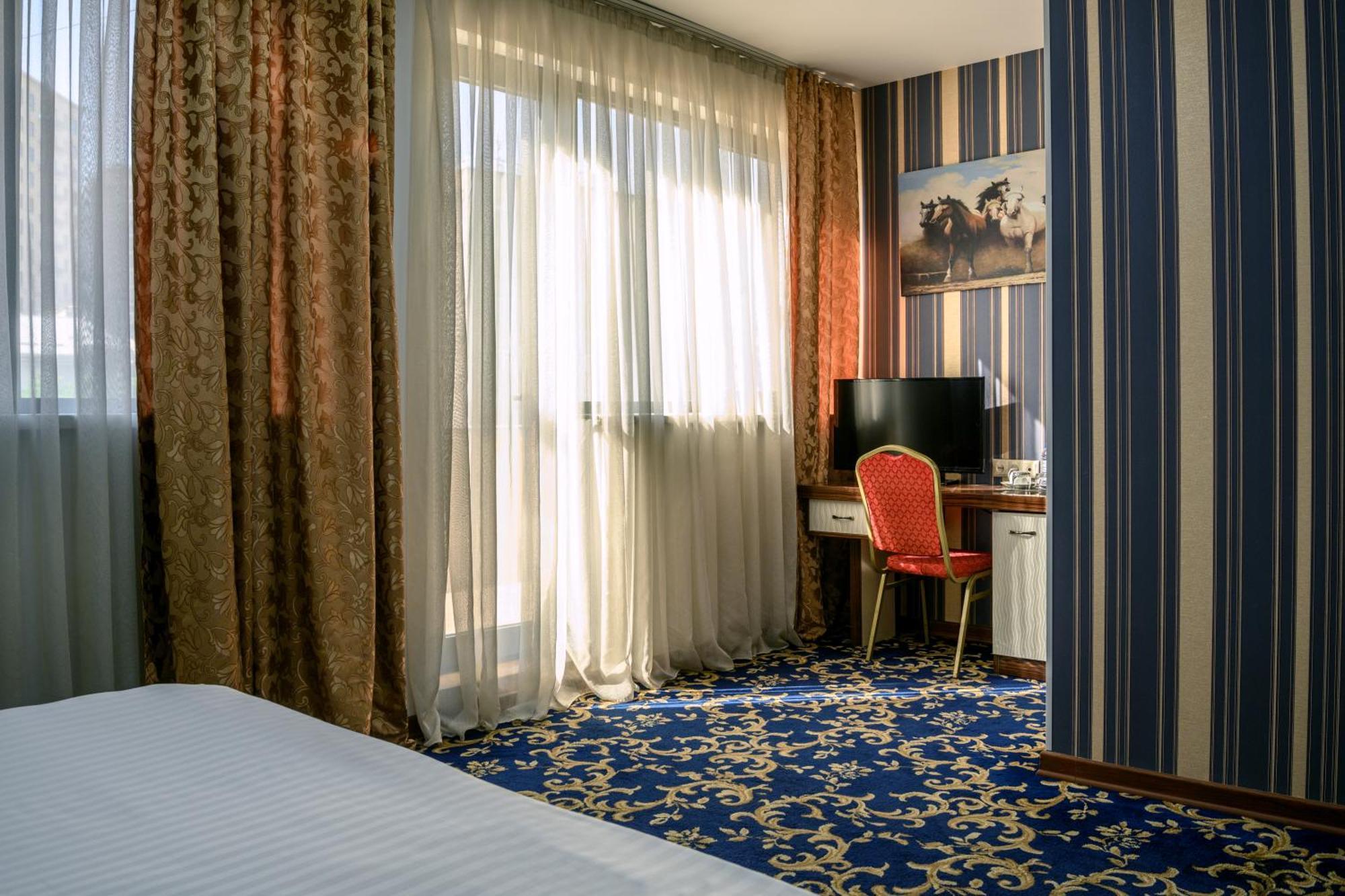 Royal Plaza By Stellar Hotels, Jerevan Exteriör bild