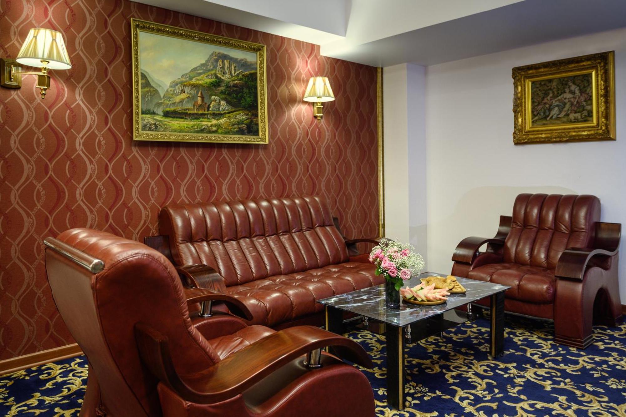 Royal Plaza By Stellar Hotels, Jerevan Exteriör bild