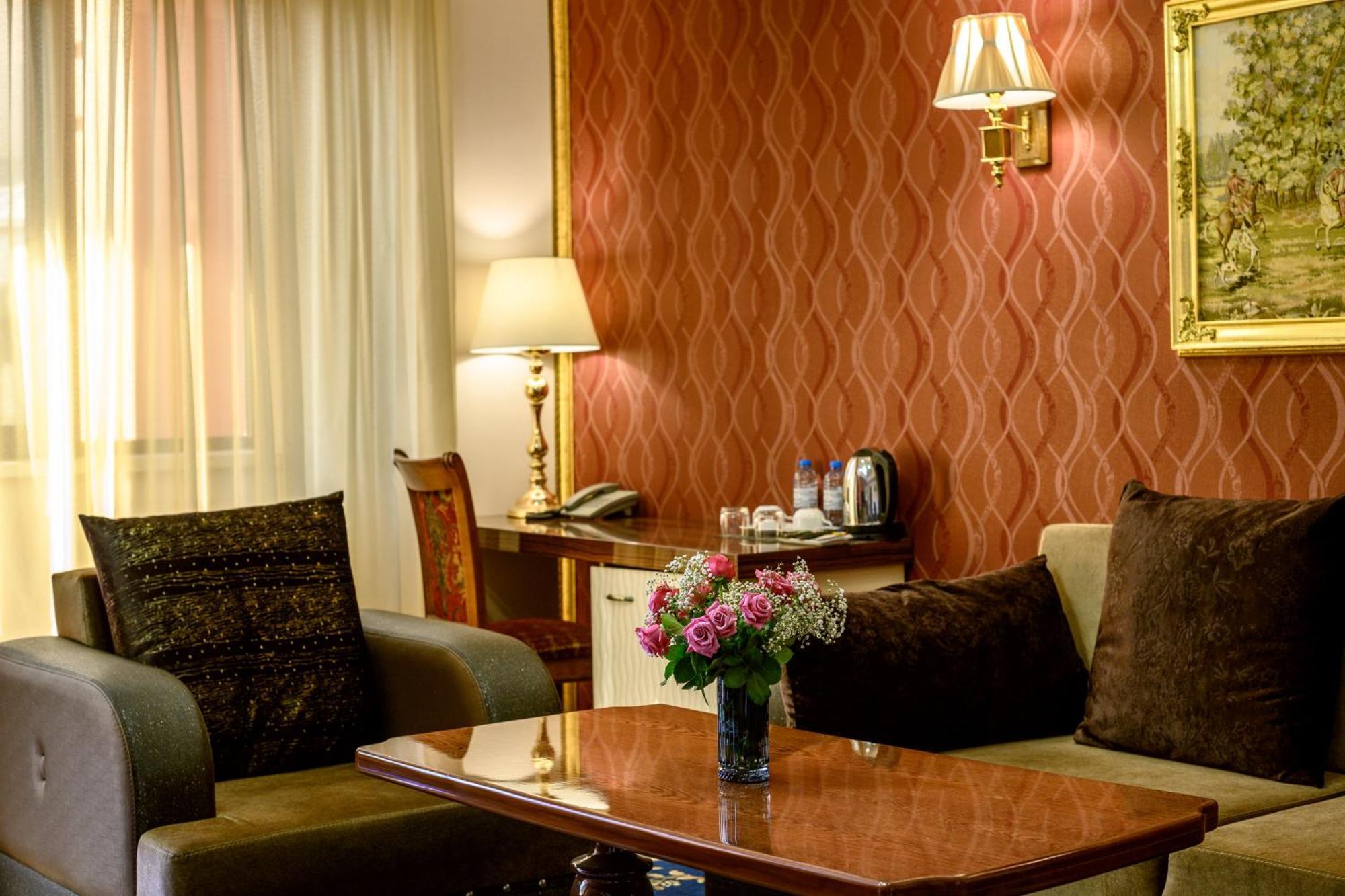Royal Plaza By Stellar Hotels, Jerevan Exteriör bild